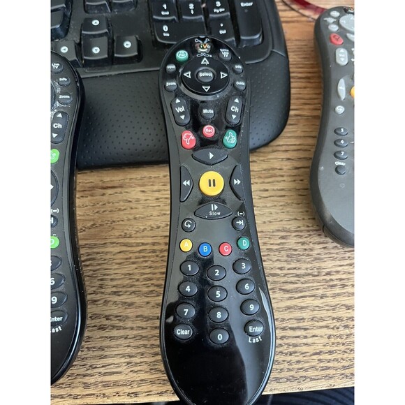 TiVo Universal Remote HD SMLD-00157-000 RB66 1-3 D424.577 - Picture 2 of 3